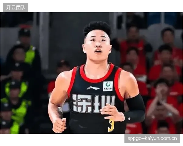 贺希宁凭借赛季的突出表现,首次当选常规赛MVP并入选国内球员最佳阵容第一阵容。 贺希宁凭借赛季的突出表现,首次当选常规赛MVP并入选国内球员最佳阵容第一阵容。